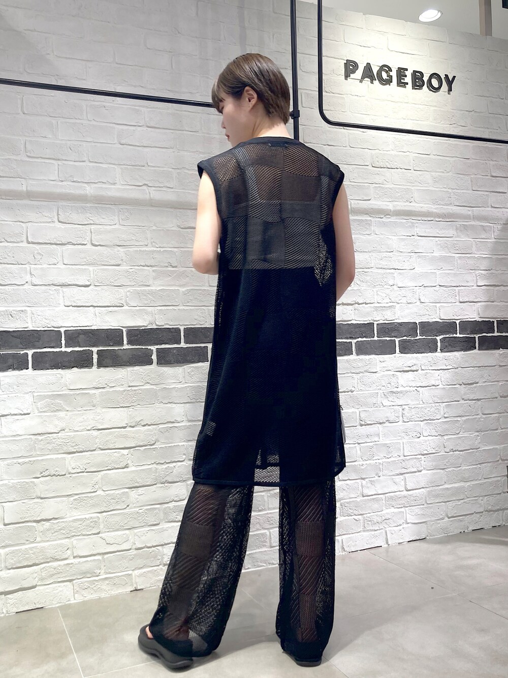 シルバー系のショルダーバッグ、ブラック系のその他パンツ、ブラック系のサンダルを着用したレディースの夏コーディネートの4枚目の写真