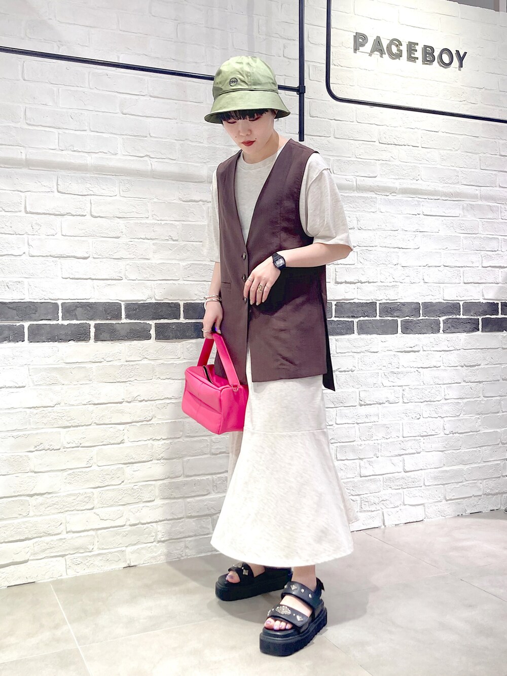 ブラウン系のその他アウター、ベージュ系のワンピース、ピンク系のショルダーバッグを着用したレディースの夏コーディネートの2枚目の写真