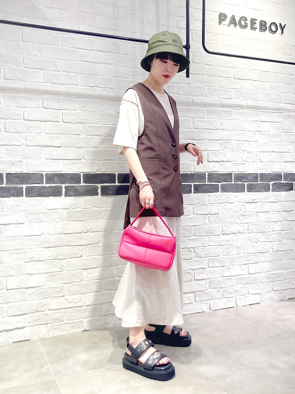 ブラウン系のその他アウター、ベージュ系のワンピース、ピンク系のショルダーバッグを着用したレディースの夏コーディネートの3枚目の写真