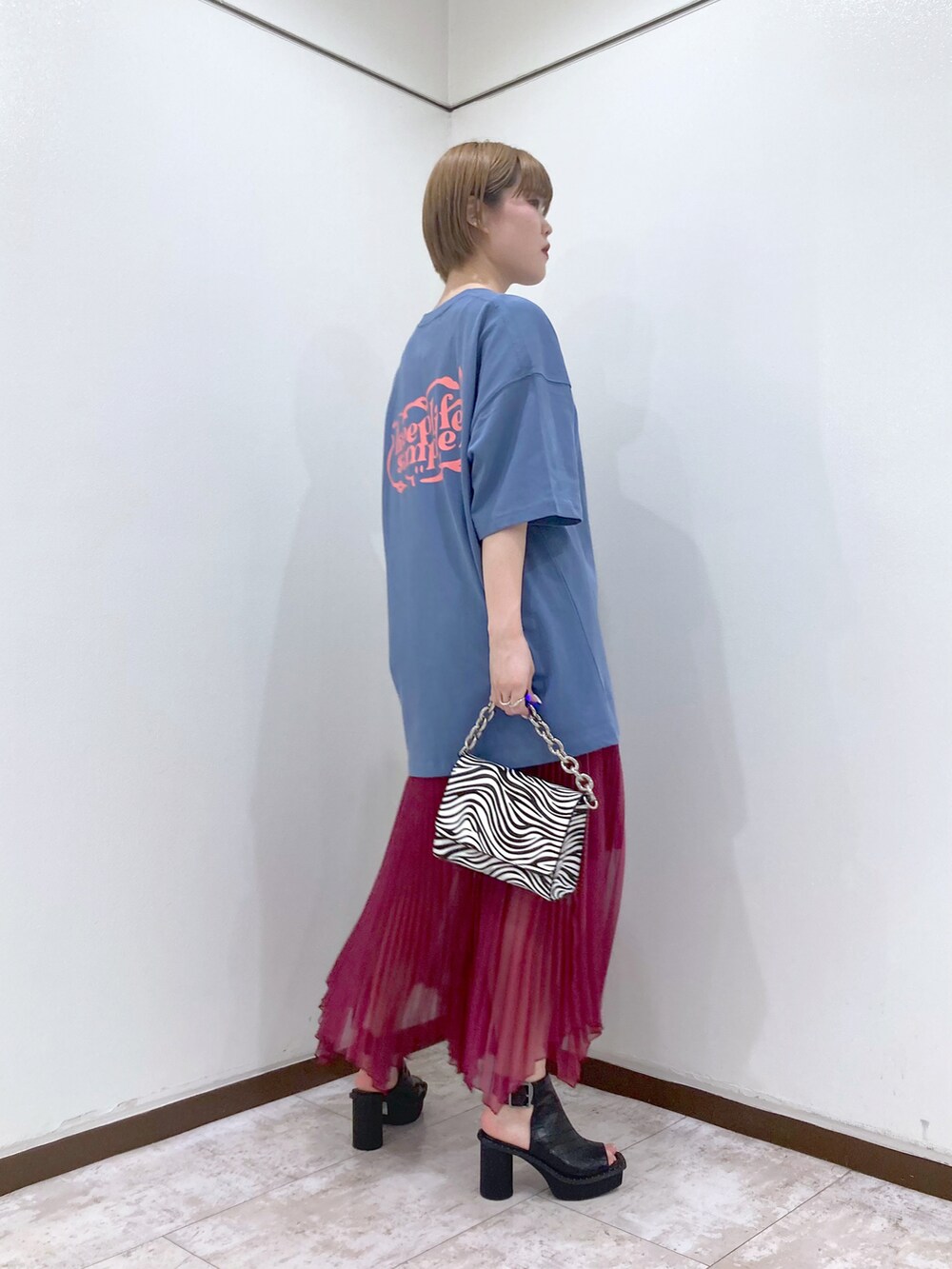ブルー系のTシャツ/カットソー、その他のショルダーバッグ、ピンク系のスカートを着用したレディースの春コーディネートの3枚目の写真