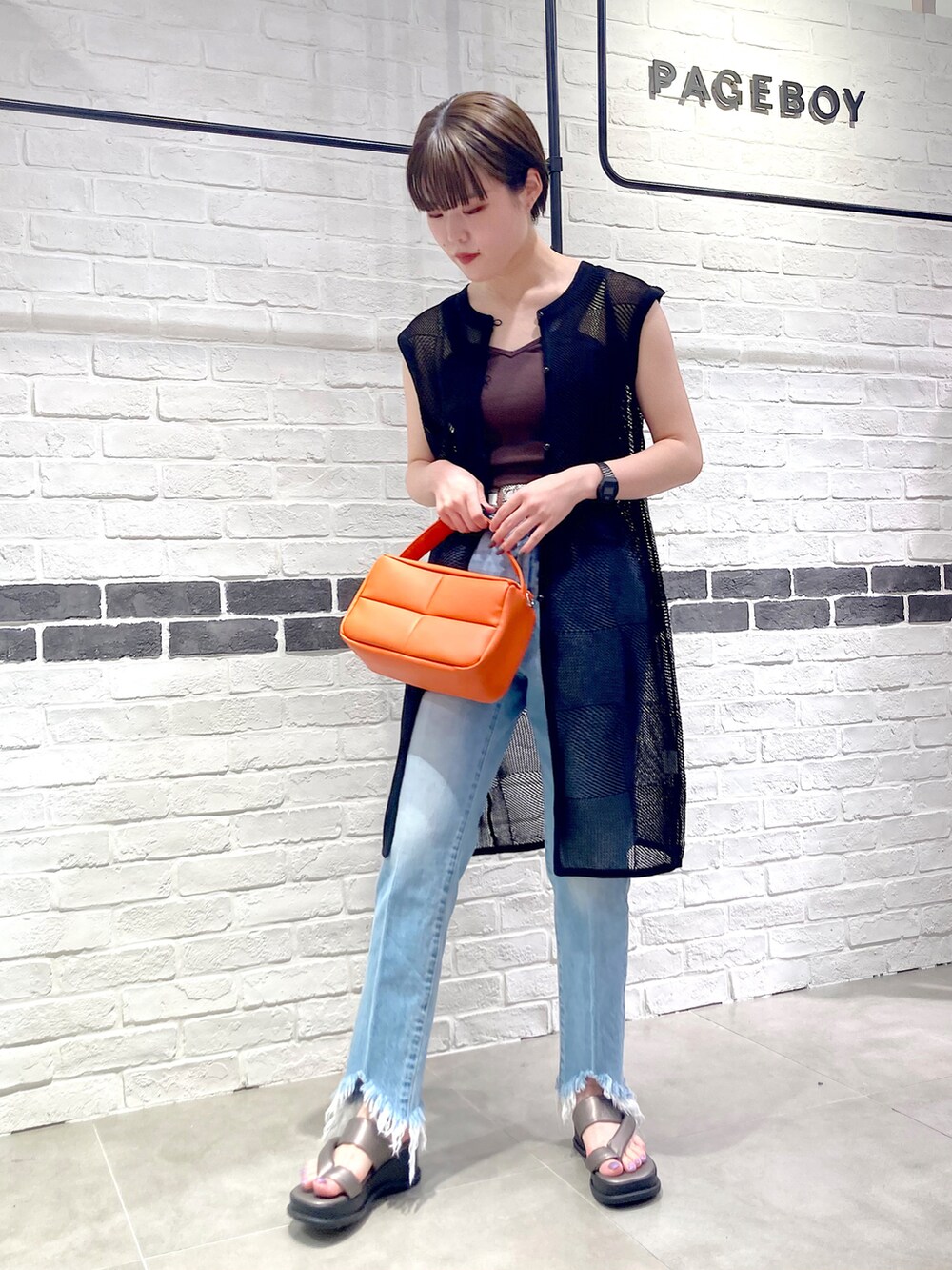 ブラウン系のタンクトップ、オレンジ系のショルダーバッグ、その他のサンダルを着用したレディースの夏コーディネートの2枚目の写真