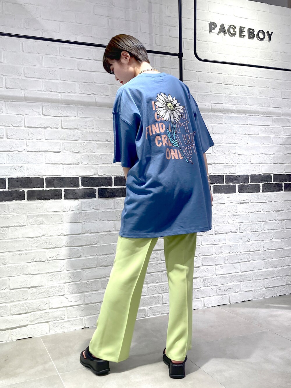 グリーン系のスラックス、ブルー系のTシャツ/カットソー、ブラック系のサンダルを着用したレディースの春コーディネートの5枚目の写真