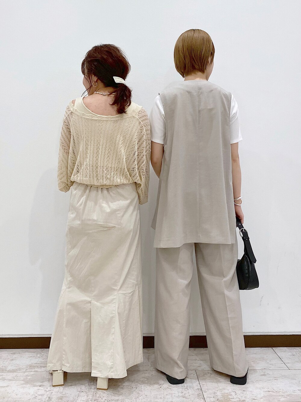 ホワイト系のTシャツ/カットソー、ベージュ系のその他アウター、ブラック系のショルダーバッグを着用したレディースの春コーディネートの3枚目の写真