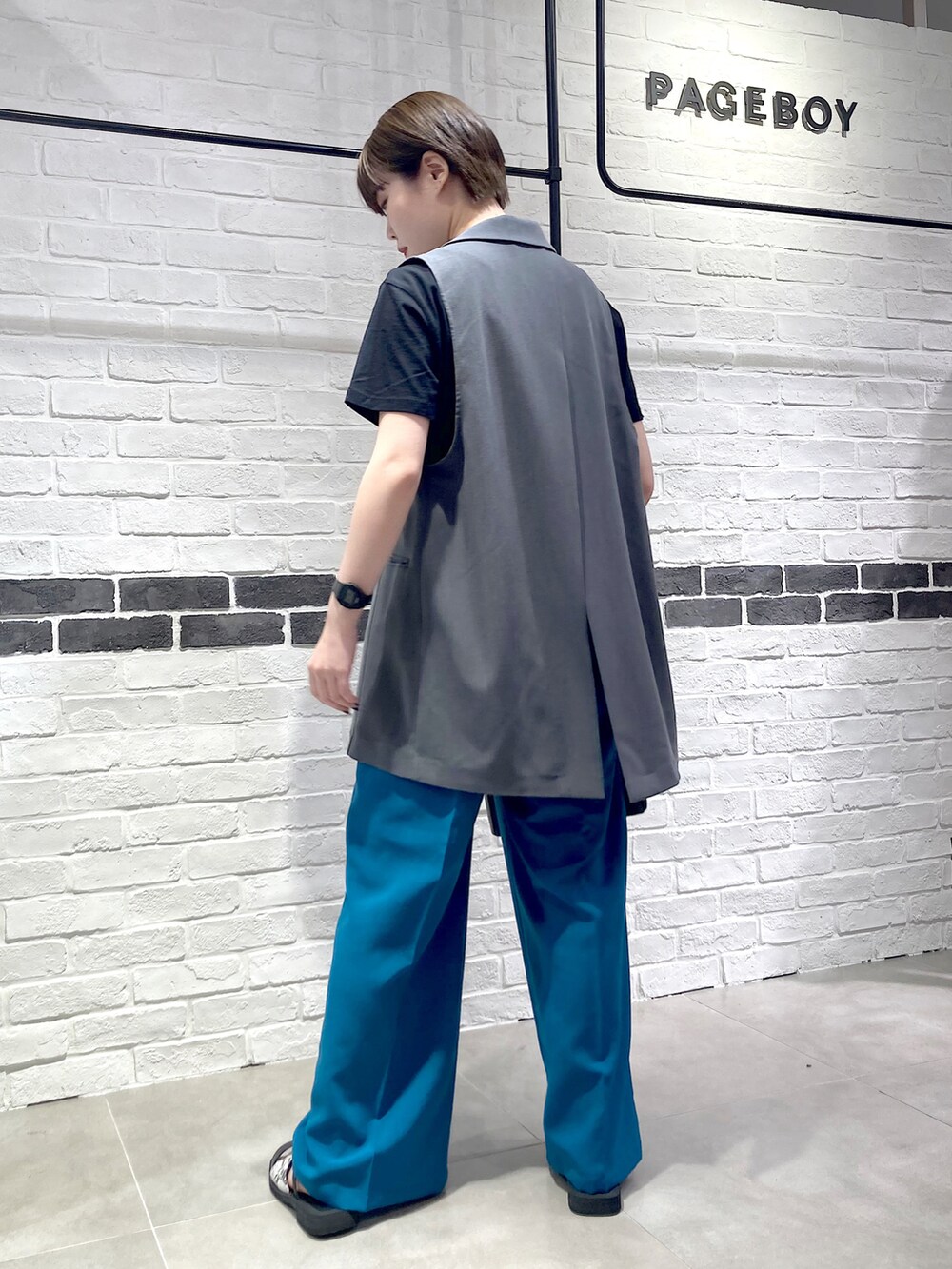 ブラック系のTシャツ/カットソー、グレー系のその他アウター、ブルー系のその他パンツを着用したレディースの夏コーディネートの4枚目の写真