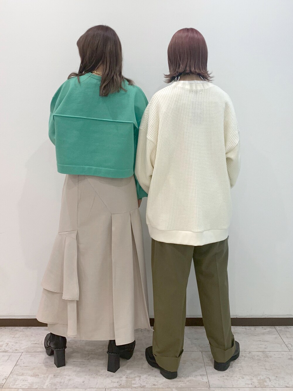 ブラック系のショルダーバッグ、ベージュ系のスラックス、ブラック系のその他シューズを着用したレディースの冬コーディネートの2枚目の写真