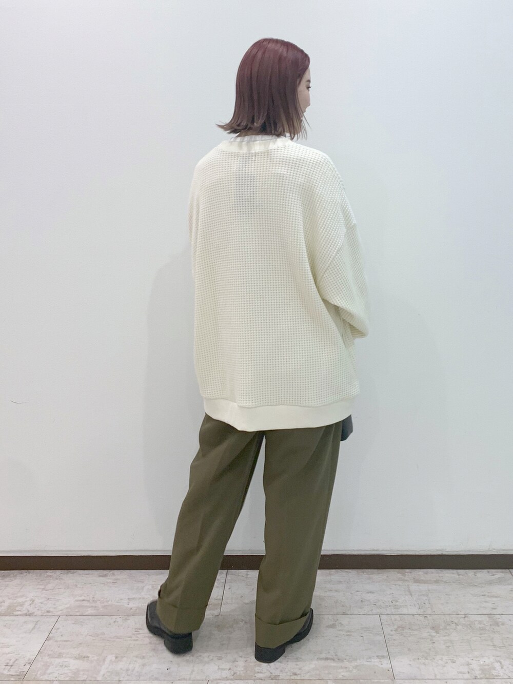 ベージュ系のスラックス、ブラック系のその他シューズ、ブラック系のショルダーバッグを着用したレディースの冬コーディネートの3枚目の写真