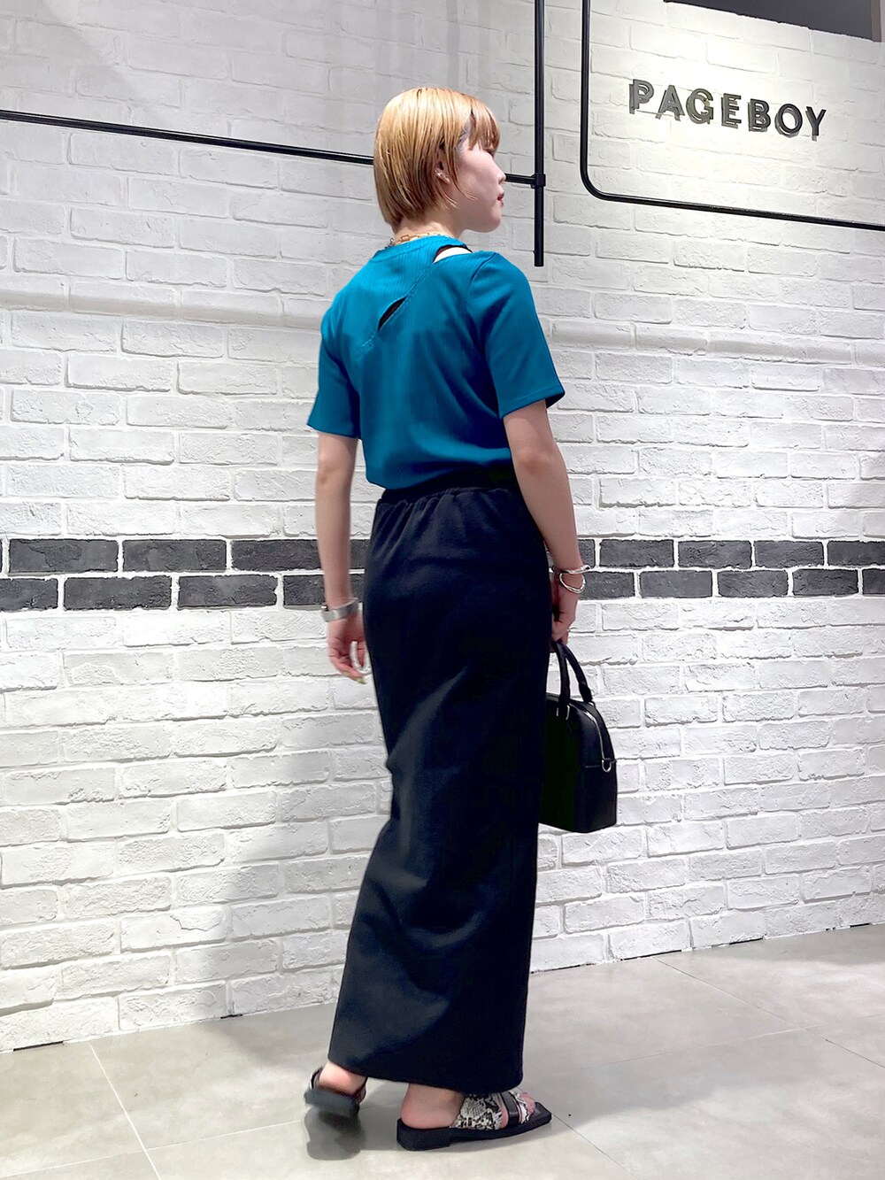 ブラック系のサンダル、ブラック系のショルダーバッグ、ベージュ系のテーラードジャケットを着用したレディースの春コーディネートの5枚目の写真