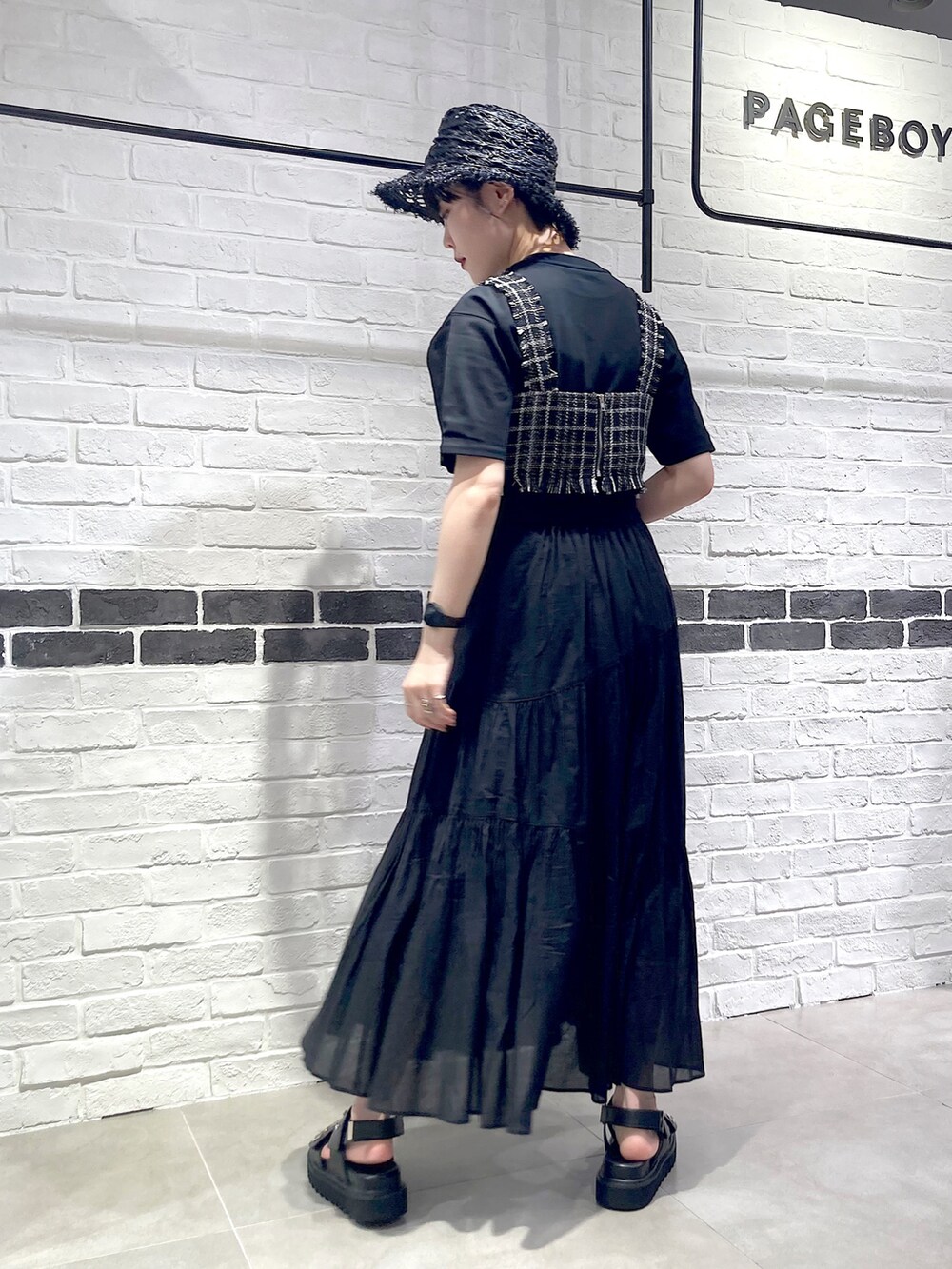 ピンク系のショルダーバッグ、ブラック系のその他トップス、ブラック系のTシャツ/カットソーを着用したレディースの夏コーディネートの4枚目の写真