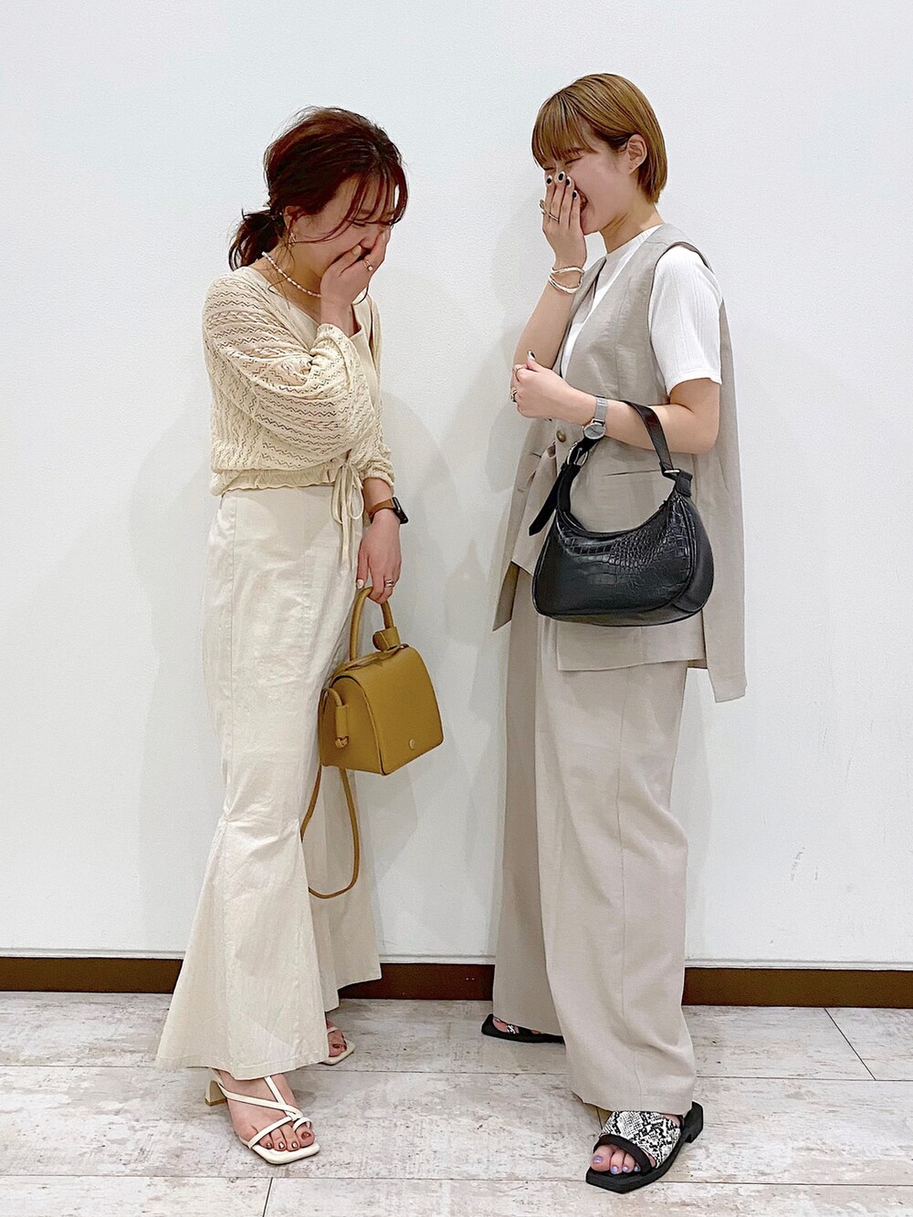 ホワイト系のTシャツ/カットソー、ベージュ系のその他アウター、ブラック系のショルダーバッグを着用したレディースの春コーディネートの4枚目の写真