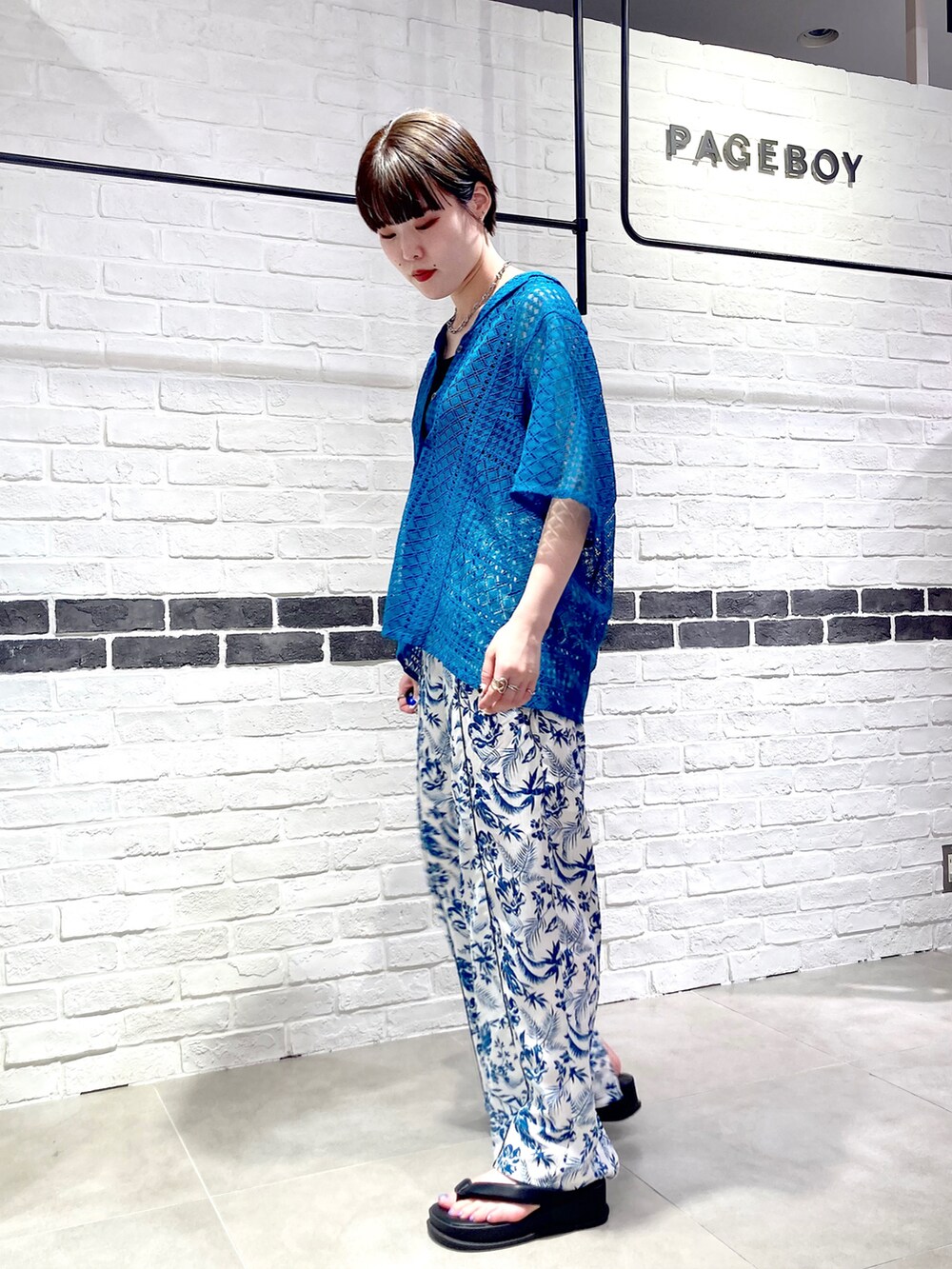 ブラック系のタンクトップ、グリーン系のシャツ/ブラウス、ホワイト系のその他パンツを着用したレディースの夏コーディネートの2枚目の写真