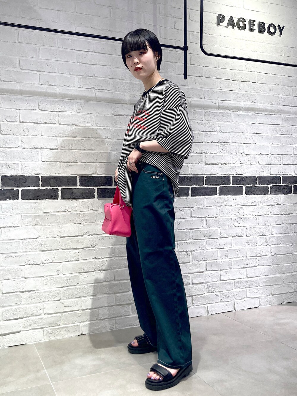 ブラック系のTシャツ/カットソー、ピンク系のショルダーバッグ、グリーン系のその他パンツを着用したレディースの夏コーディネートの3枚目の写真