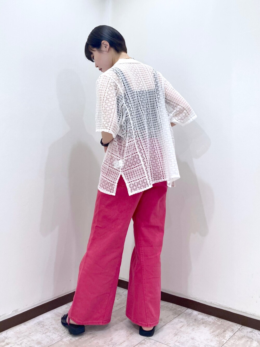 ピンク系のデニムパンツ、ホワイト系のシャツ/ブラウス、ブラック系のタンクトップを着用したレディースの夏コーディネートの3枚目の写真