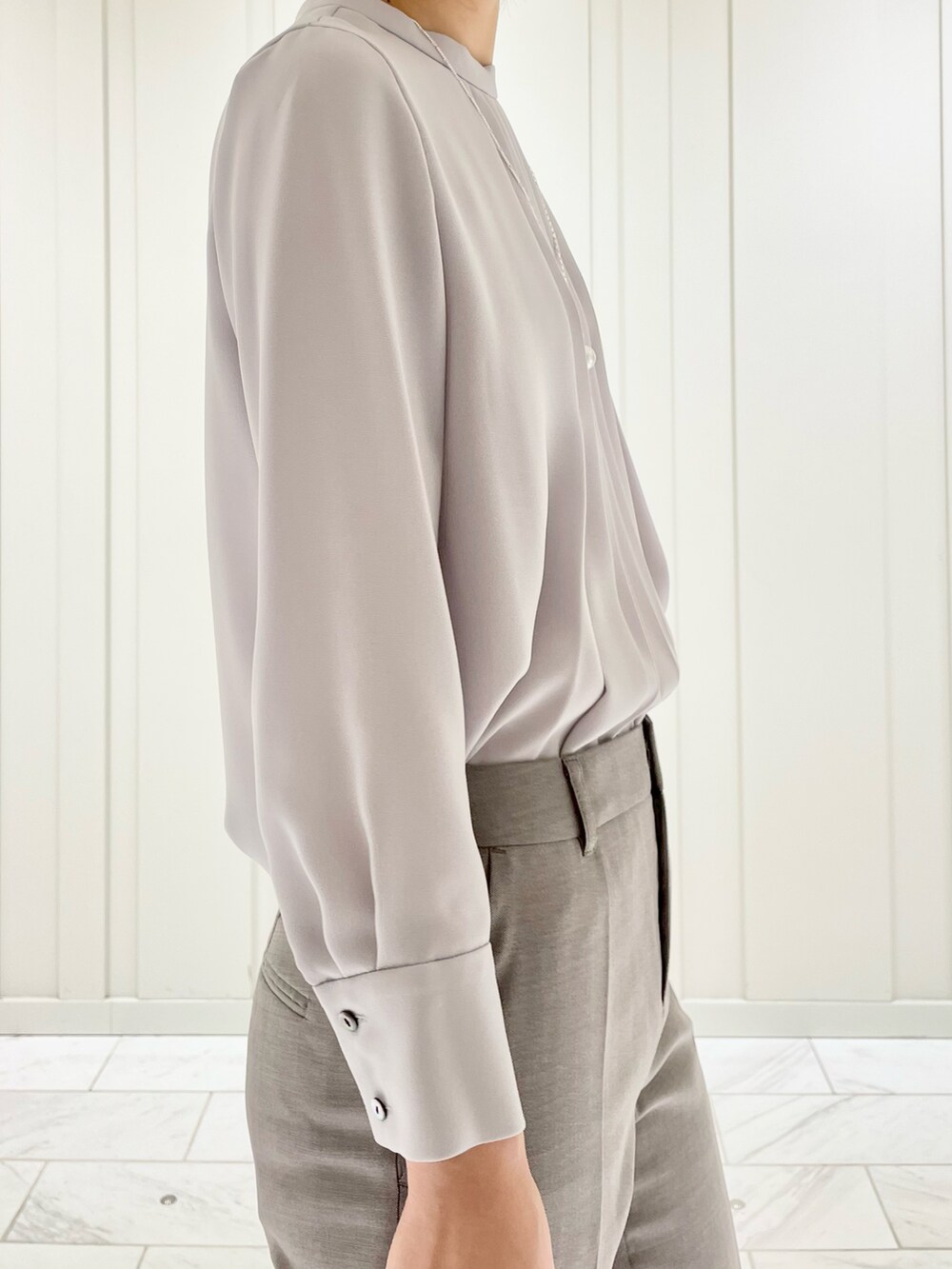 ブラウン系のその他パンツ、グレー系のシャツ/ブラウス、その他のその他を着用したレディースの秋コーディネートの4枚目の写真
