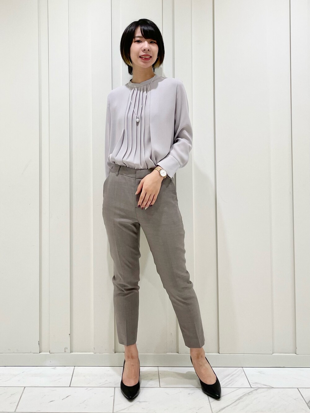 ブラウン系のその他パンツ、グレー系のシャツ/ブラウス、その他のその他を着用したレディースの秋コーディネートの2枚目の写真