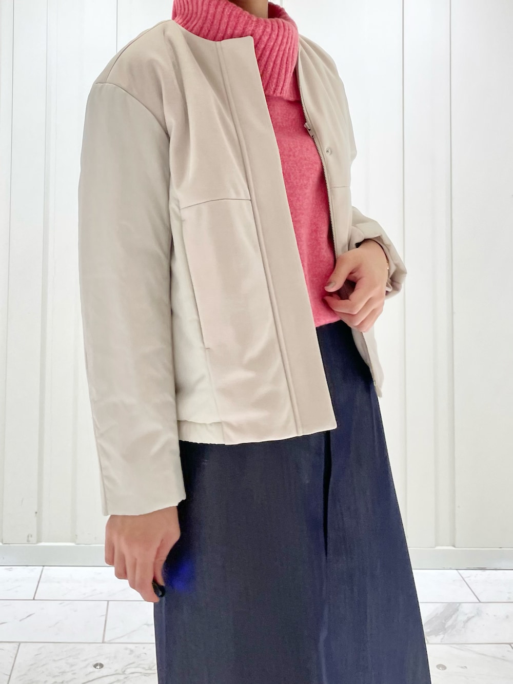 ブルー系のスカート、ピンク系のニット/セーター、ベージュ系のその他アウターを着用したレディースの冬コーディネートの4枚目の写真