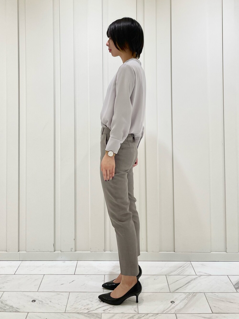 ブラウン系のその他パンツ、グレー系のシャツ/ブラウス、その他のその他を着用したレディースの秋コーディネートの3枚目の写真