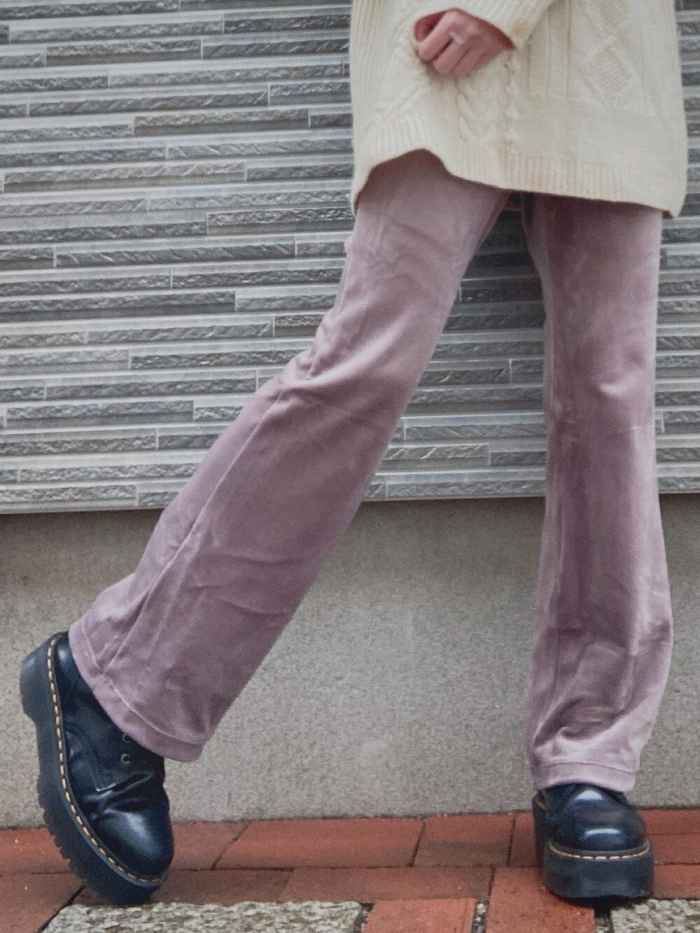 「UNIQLO、UNIQLO U、UNIQLOコーデ、ユニクロ、ユニクロコーデ、古着、古着MIX、古着コーデ、モックネック、白ニット、オーバーサイズ、ベロアパンツ、Dr.Martens、ベレー帽」｜「UNIQLOのアイテム（ルームウェア、ピンク系）」を使った、ナラさん（レディース・163cm）の冬コーディネートの4枚目の写真
