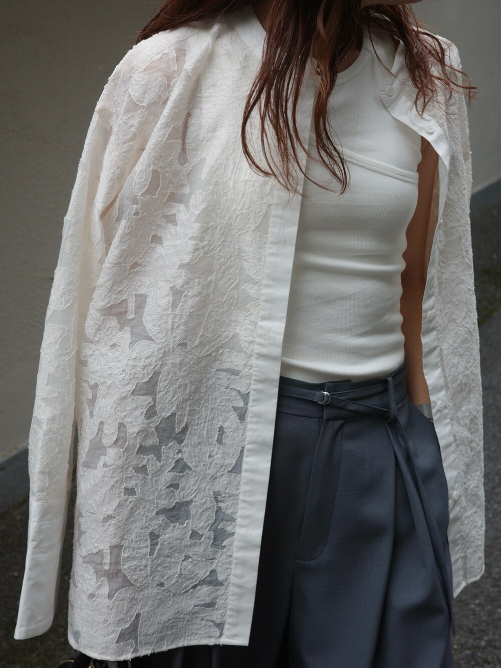 ホワイト系のタンクトップ、ホワイト系のシャツ/ブラウス、グレー系のスラックスを着用したレディースの春コーディネートの3枚目の写真