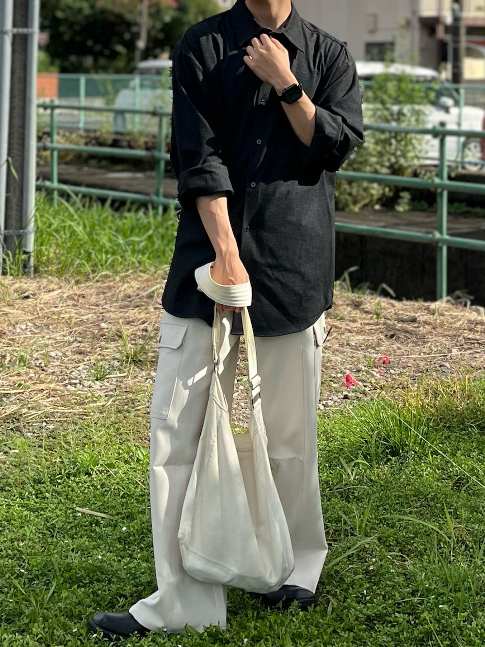 ブラック系のシャツ/ブラウス、ホワイト系のカーゴパンツ、ブラック系のブーツを着用したメンズの秋コーディネートの2枚目の写真