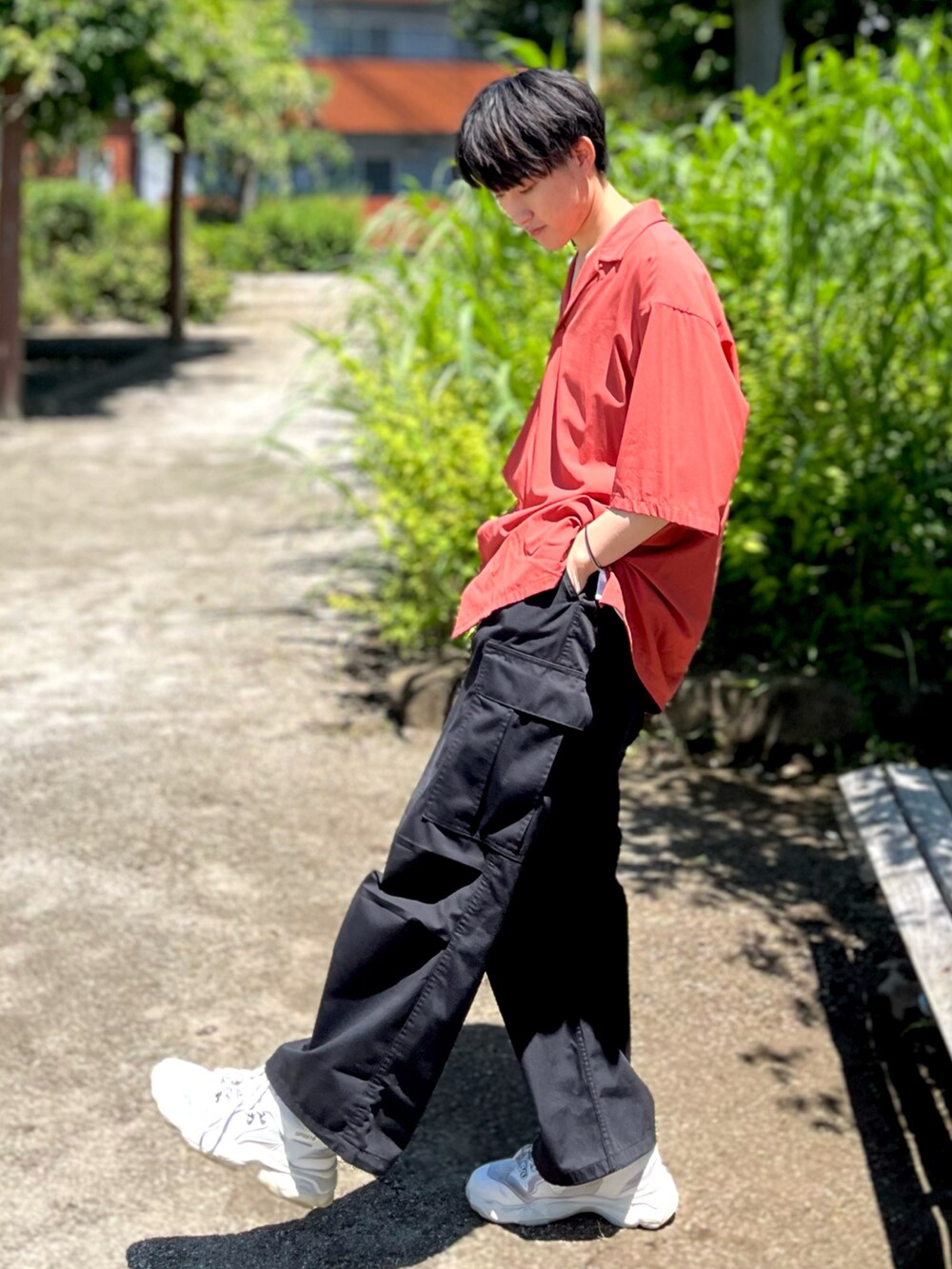 「WEARyouthコーデ、初夏コーデ、夏コーデ、nano・universe、GU、SVEC(SVEC)、シャツ、半袖シャツ、シャツスタイル、タンクトップ、レイヤード、レイヤードスタイル、カーゴパンツ、スニーカー、ダッドスニーカー」｜「NANO universeのLB.04/ストレッチワイドオープンカラーシャツ 半袖（シャツ/ブラウス、レッド系）」を使った、Mugくん【きれいめカジュアル】さん（メンズ・170cm）の春コーディネートの3枚目の写真