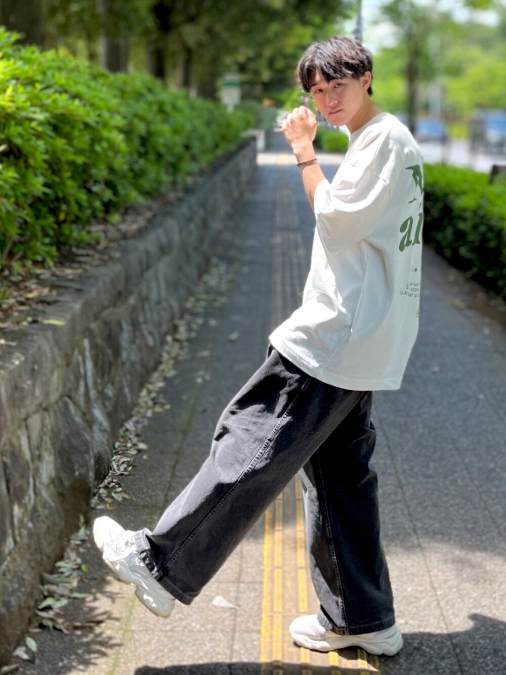 「WEARyouthコーデ、初夏コーデ、夏コーデ、カジュアル、カジュアルコーデ、Tシャツ、白Tシャツ、グラフィックＴ、Tシャツ×デニム、デニム、デニムパンツ、ワイドパンツ、ワイドデニム、スニーカー、ダッドスニーカー」｜「ZARAのテキストプリント　Tシャツ　￥3,990  Lサイズ（Tシャツ/カットソー、ホワイト系）」を使った、Mugくん【きれいめカジュアル】さん（メンズ・170cm）の春コーディネートの3枚目の写真
