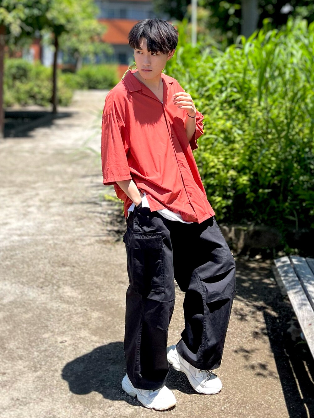 「WEARyouthコーデ、初夏コーデ、夏コーデ、nano・universe、GU、SVEC(SVEC)、シャツ、半袖シャツ、シャツスタイル、タンクトップ、レイヤード、レイヤードスタイル、カーゴパンツ、スニーカー、ダッドスニーカー」｜「NANO universeのLB.04/ストレッチワイドオープンカラーシャツ 半袖（シャツ/ブラウス、レッド系）」を使った、Mugくん【きれいめカジュアル】さん（メンズ・170cm）の春コーディネートの2枚目の写真