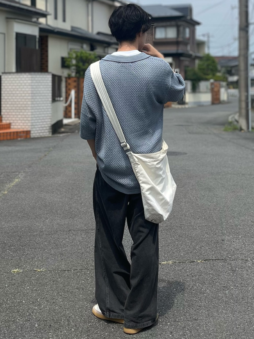 グレー系のデニムパンツ、ベージュ系のショルダーバッグ、ブルー系のシャツ/ブラウスを着用したメンズの夏コーディネートの5枚目の写真