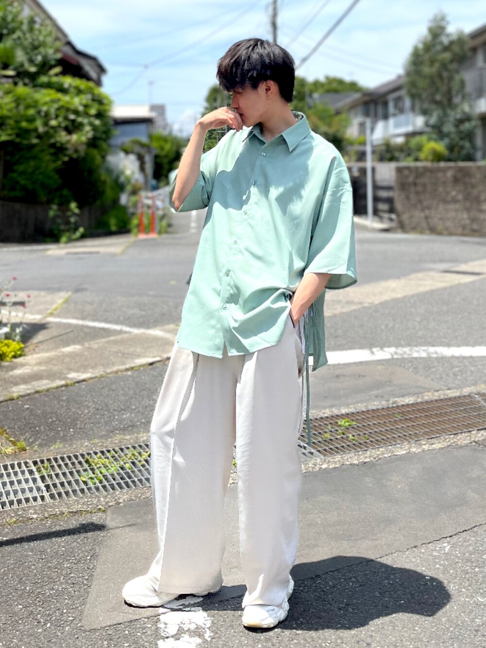 「WEARyouthコーデ、初夏コーデ、夏コーデ、キレイめ、シャツ、シャツスタイル、タンクトップ、レイヤードスタイル、スラックス、スニーカー、ダッドスニーカー、selleglant、GU、INTERFACTORY、glabella」｜「selle glantのDRAW CODE SLIT SHIRT/ドローコードスリットシャツ（シャツ/ブラウス、グリーン系）」を使った、Mugくん【きれいめカジュアル】さん（メンズ・170cm）の夏コーディネートの2枚目の写真