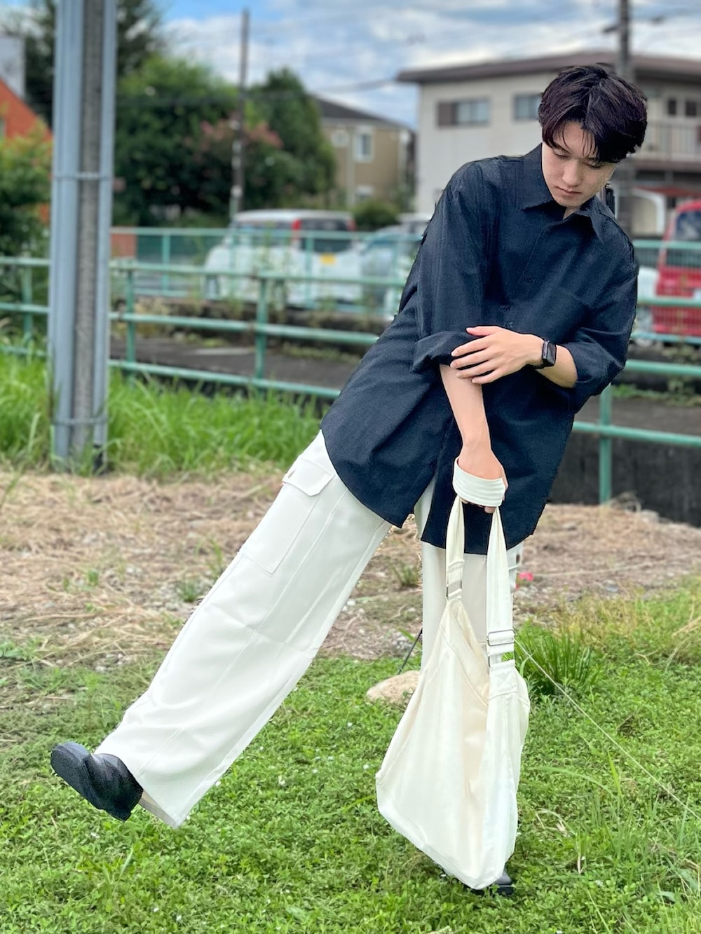 ブラック系のシャツ/ブラウス、ホワイト系のカーゴパンツ、ブラック系のブーツを着用したメンズの秋コーディネートの4枚目の写真