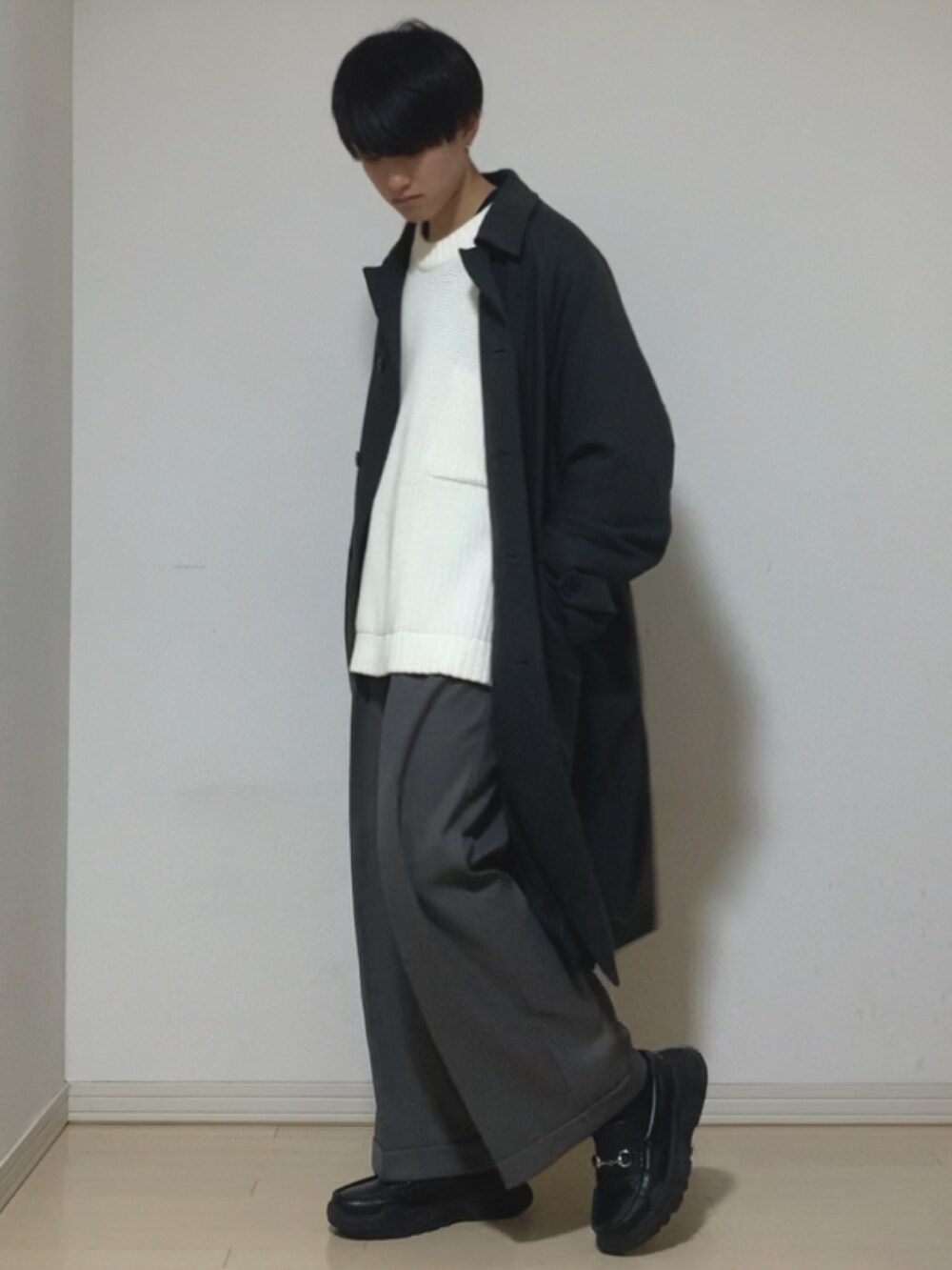 「冬コーデ、モノトーン、キレイめ、CLEL、GU、glabella、ステンカラーコート、ロングコート、ニット、白ニット、ワイドパンツ、スラックス、センタープレス、ダッドスニーカー、ローファー」｜「GUのアイテム（ニット/セーター、ホワイト系）」を使った、Mugくん【きれいめカジュアル】さん（メンズ・170cm）の冬コーディネートの3枚目の写真
