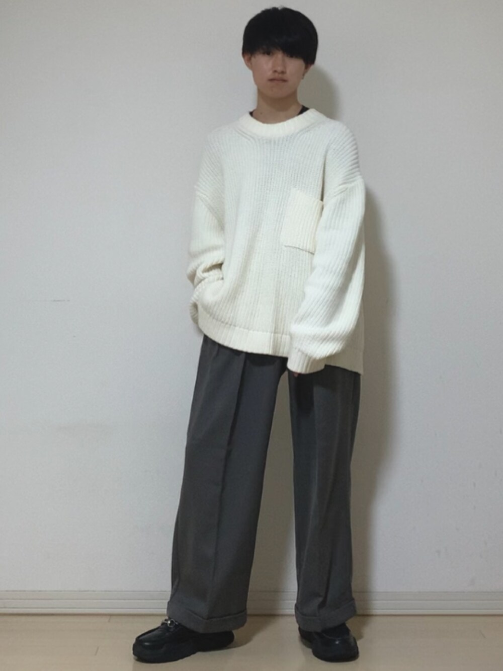 「冬コーデ、モノトーン、キレイめ、CLEL、GU、glabella、ステンカラーコート、ロングコート、ニット、白ニット、ワイドパンツ、スラックス、センタープレス、ダッドスニーカー、ローファー」｜「GUのアイテム（ニット/セーター、ホワイト系）」を使った、Mugくん【きれいめカジュアル】さん（メンズ・170cm）の冬コーディネートの4枚目の写真