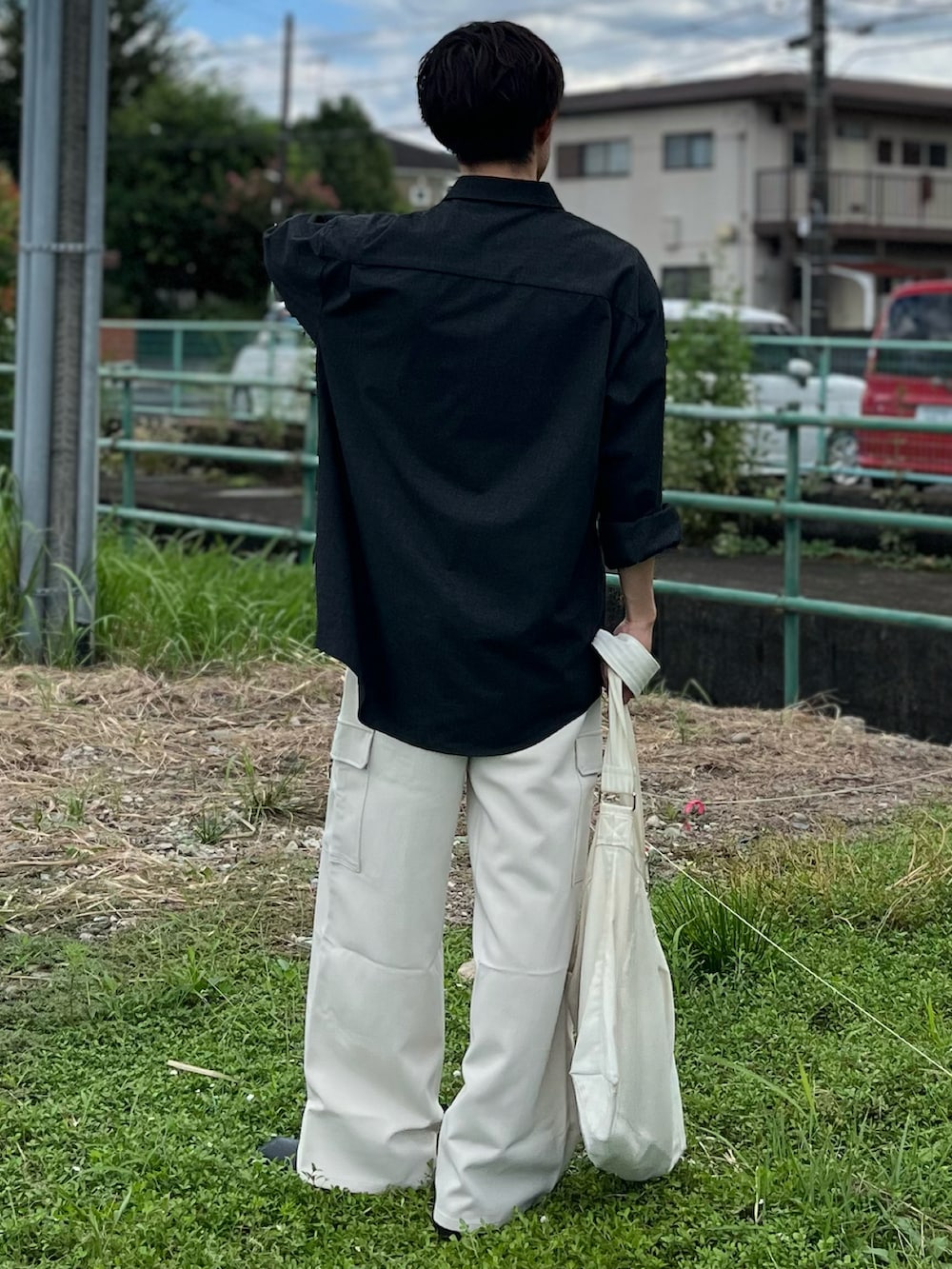 ブラック系のシャツ/ブラウス、ホワイト系のカーゴパンツ、ブラック系のブーツを着用したメンズの秋コーディネートの5枚目の写真