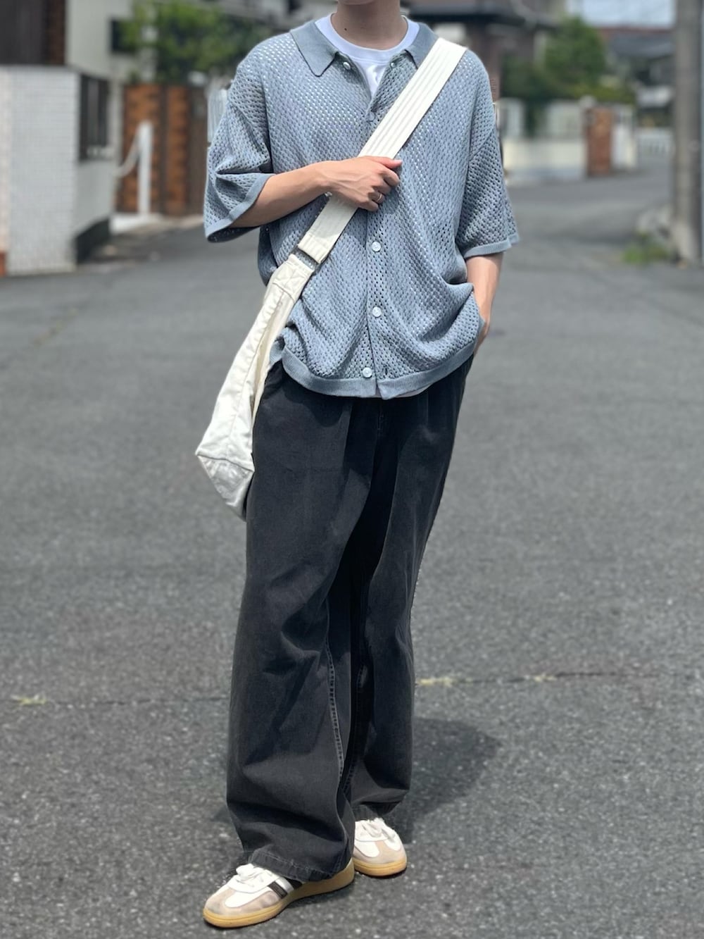 グレー系のデニムパンツ、ベージュ系のショルダーバッグ、ブルー系のシャツ/ブラウスを着用したメンズの夏コーディネートの2枚目の写真