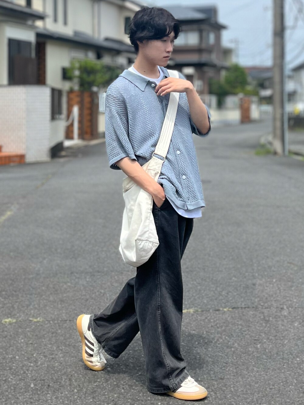 グレー系のデニムパンツ、ベージュ系のショルダーバッグ、ブルー系のシャツ/ブラウスを着用したメンズの夏コーディネートの4枚目の写真