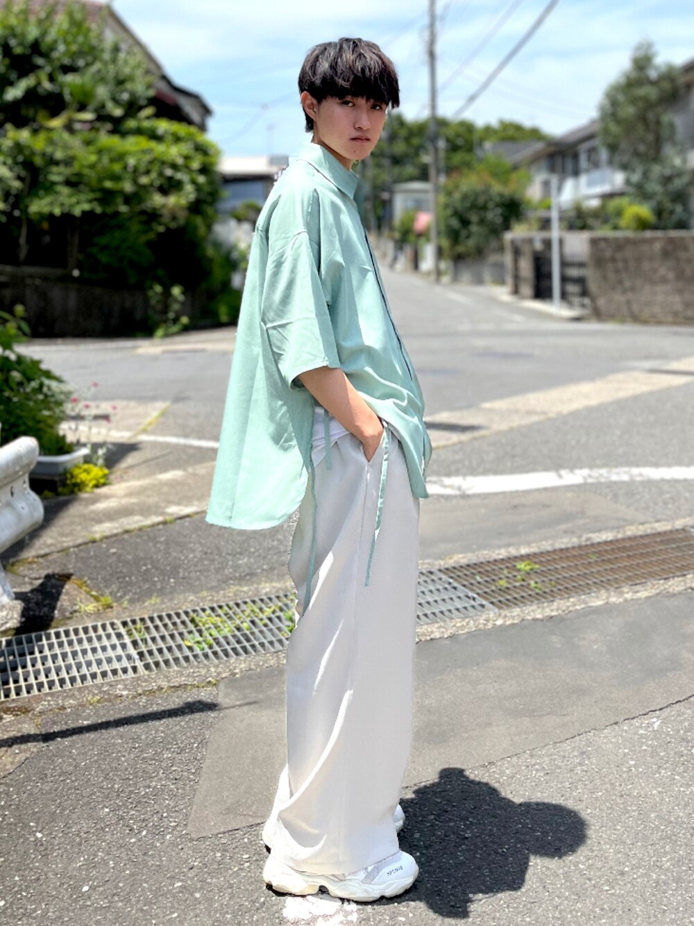「WEARyouthコーデ、初夏コーデ、夏コーデ、キレイめ、シャツ、シャツスタイル、タンクトップ、レイヤードスタイル、スラックス、スニーカー、ダッドスニーカー、selleglant、GU、INTERFACTORY、glabella」｜「selle glantのDRAW CODE SLIT SHIRT/ドローコードスリットシャツ（シャツ/ブラウス、グリーン系）」を使った、Mugくん【きれいめカジュアル】さん（メンズ・170cm）の夏コーディネートの3枚目の写真
