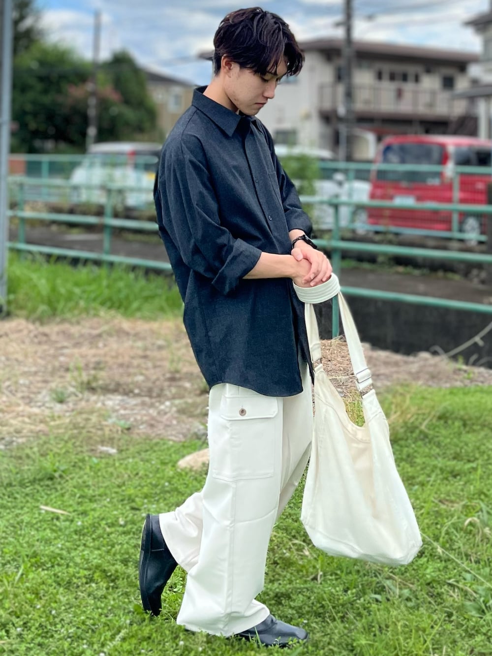 ブラック系のシャツ/ブラウス、ホワイト系のカーゴパンツ、ブラック系のブーツを着用したメンズの秋コーディネートの3枚目の写真