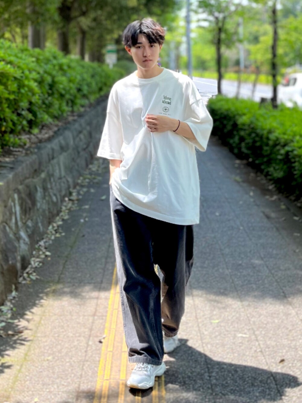 「WEARyouthコーデ、初夏コーデ、夏コーデ、カジュアル、カジュアルコーデ、Tシャツ、白Tシャツ、グラフィックＴ、Tシャツ×デニム、デニム、デニムパンツ、ワイドパンツ、ワイドデニム、スニーカー、ダッドスニーカー」｜「ZARAのテキストプリント　Tシャツ　￥3,990  Lサイズ（Tシャツ/カットソー、ホワイト系）」を使った、Mugくん【きれいめカジュアル】さん（メンズ・170cm）の春コーディネートの2枚目の写真