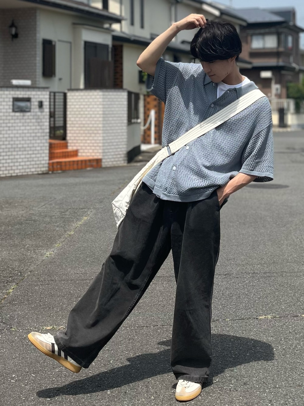 グレー系のデニムパンツ、ベージュ系のショルダーバッグ、ブルー系のシャツ/ブラウスを着用したメンズの夏コーディネートの3枚目の写真