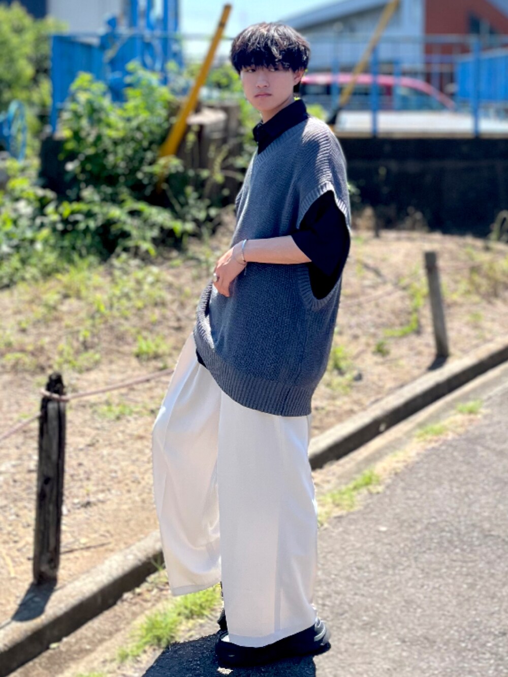 ブラック系のスニーカー、ホワイト系のスラックス、ブラック系のシャツ/ブラウスを着用したメンズの夏コーディネートの2枚目の写真