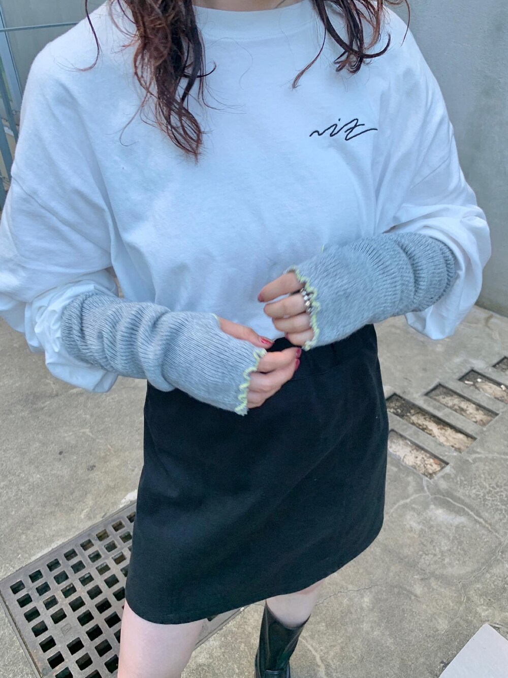 ホワイト系のTシャツ/カットソー、グリーン系のハンチング/ベレー帽、グレー系のアームカバーを着用したレディースの秋コーディネートの4枚目の写真