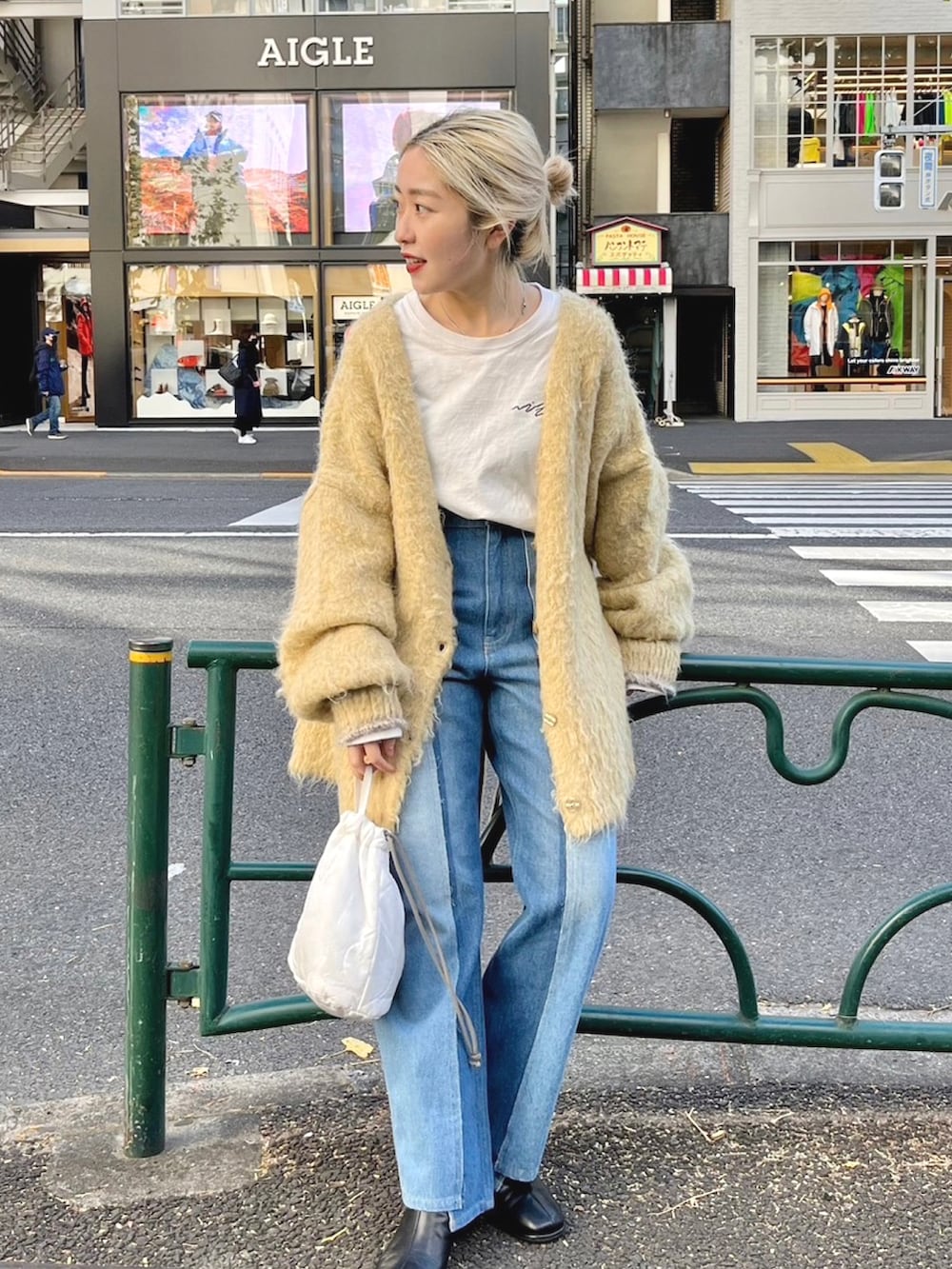 「オトナ女子、クリスマスに着たい服、おでかけコーデ、カジュアル、デニムパンツ、デニム、カーディガン、シャギーカーディガン、シャギーニット、ニット、冬コーデ、キルティングバッグ、キルティング、ゆるニット、ゆるコーデ」｜「Kastaneの【サイズ展開あり】ウール混シャギーカーディガン（カーディガン/ボレロ、イエロー系）」を使った、Kastane officialさん（骨格ストレート・レディース・153cm）の冬コーディネートの2枚目の写真