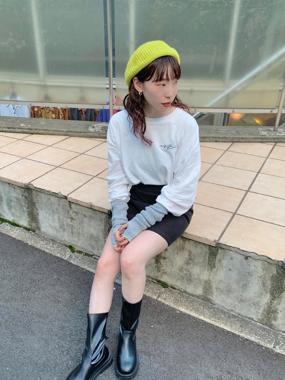 ホワイト系のTシャツ/カットソー、グリーン系のハンチング/ベレー帽、グレー系のアームカバーを着用したレディースの秋コーディネートの2枚目の写真