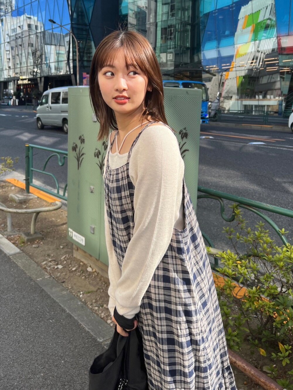 ブルー系のワンピースを着用したレディースの冬コーディネートの2枚目の写真