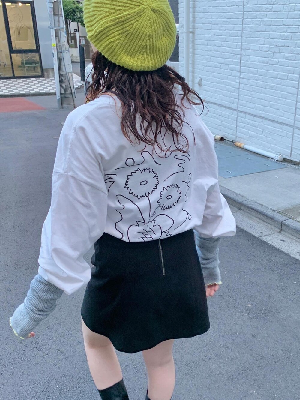 ホワイト系のTシャツ/カットソー、グリーン系のハンチング/ベレー帽、グレー系のアームカバーを着用したレディースの秋コーディネートの3枚目の写真