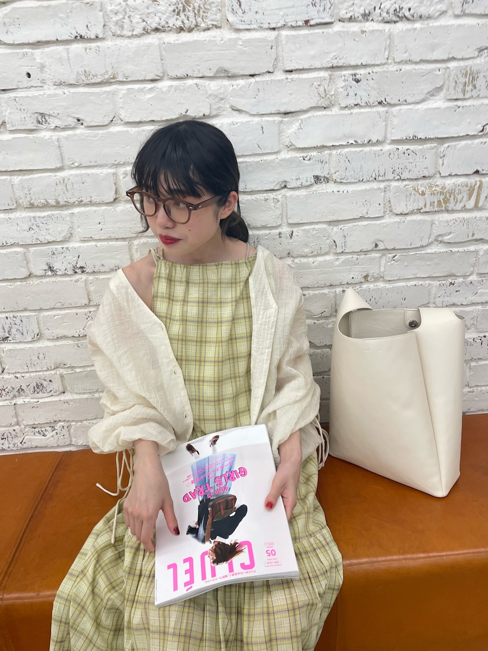 ブルー系のワンピース、ブルー系のシャツ/ブラウス、ホワイト系のトートバッグを着用したレディースの春コーディネートの3枚目の写真