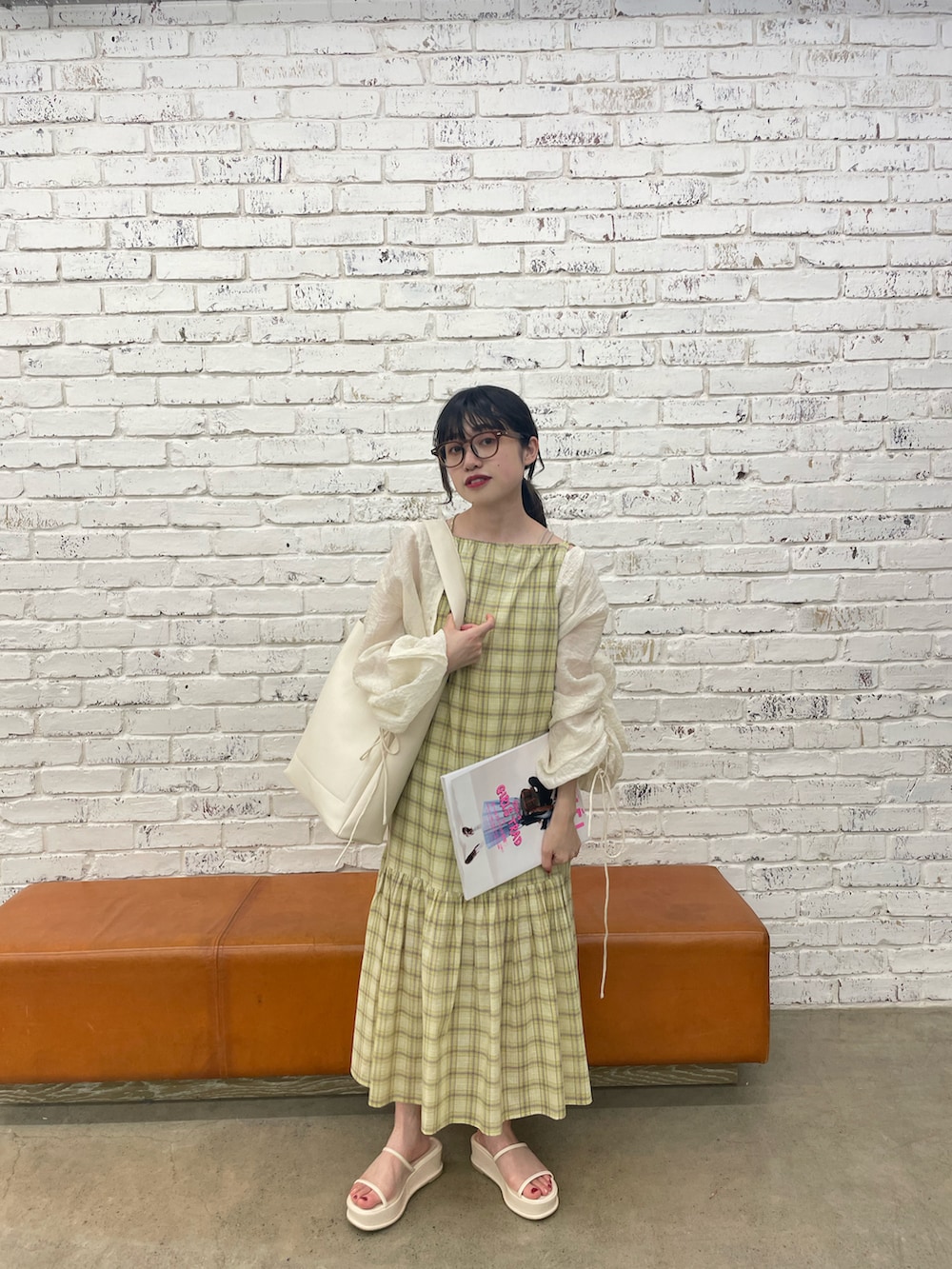 ブルー系のワンピース、ブルー系のシャツ/ブラウス、ホワイト系のトートバッグを着用したレディースの春コーディネートの2枚目の写真