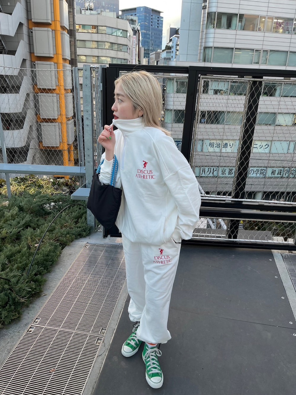 「春服デビュー宣言、カジュアルコーデ、#春コーデ、ゆるコーデ、セットアップ、Kastane、discus、discusathletic、スウェット、スウェットパンツ、スウェットセットアップ、オールホワイト、低身長女子、ビッグシルエット、コンバース」｜「Kastaneの【DISCUS別注】ハーフジップスウェット（スウェット、ホワイト系）」を使った、Kastane officialさん（骨格ストレート・レディース・153cm）の春コーディネートの2枚目の写真