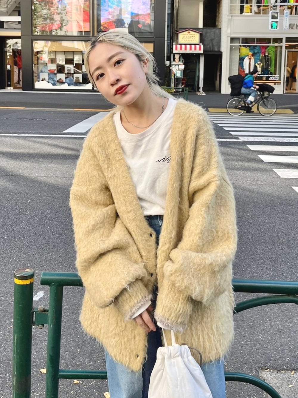 「オトナ女子、クリスマスに着たい服、おでかけコーデ、カジュアル、デニムパンツ、デニム、カーディガン、シャギーカーディガン、シャギーニット、ニット、冬コーデ、キルティングバッグ、キルティング、ゆるニット、ゆるコーデ」｜「Kastaneの【サイズ展開あり】ウール混シャギーカーディガン（カーディガン/ボレロ、イエロー系）」を使った、Kastane officialさん（骨格ストレート・レディース・153cm）の冬コーディネートの3枚目の写真