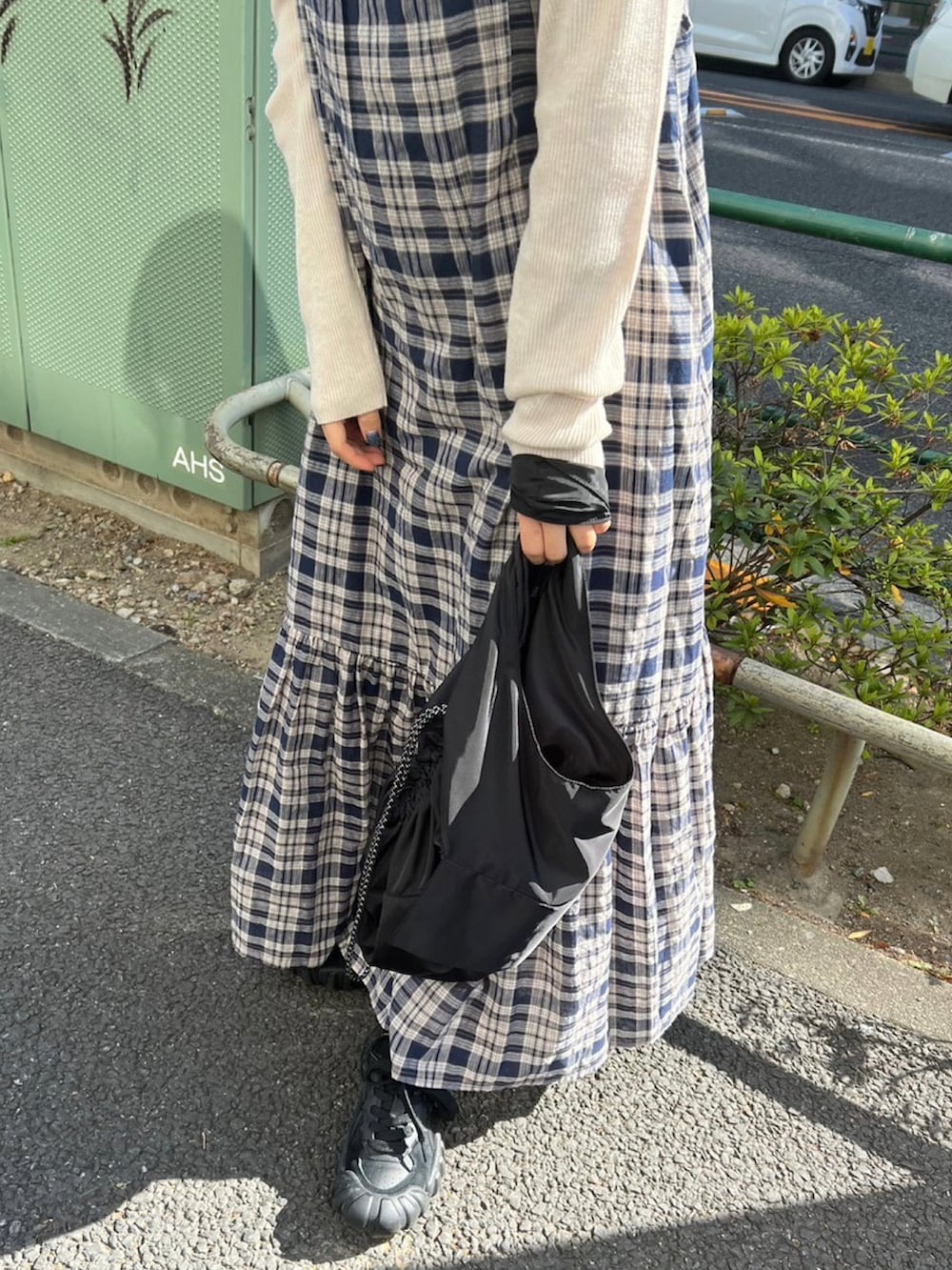 ブルー系のワンピースを着用したレディースの冬コーディネートの3枚目の写真