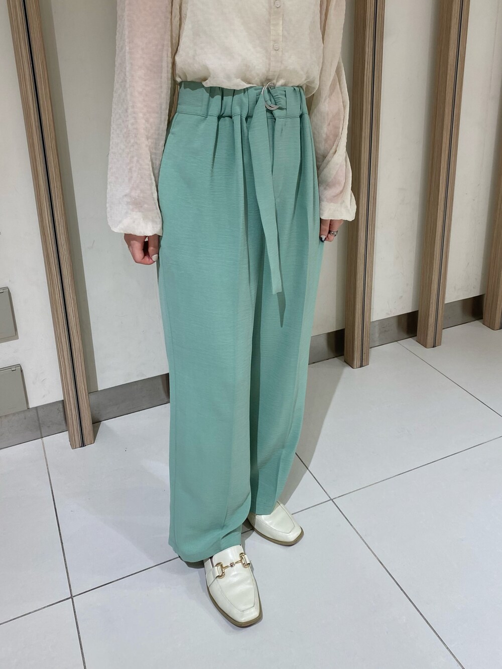 ホワイト系のシャツ/ブラウス、ホワイト系のタンクトップ、グリーン系のその他パンツを着用したレディースの春コーディネートの4枚目の写真